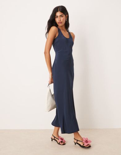 Robe longe  enfiler en satin avec encolure dgage - Asos Design - Modalova