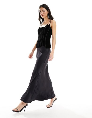 Robe longue coupe en biais en satin avec corsage style corset en velours - Asos Design - Modalova