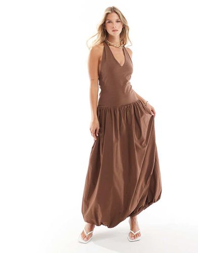 Robe longue bouffante en popeline mélangée avec dos nu - Chocolat - Asos Design - Modalova