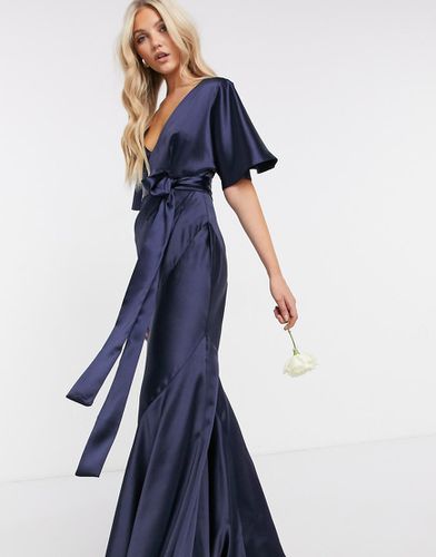 Robe longue de demoiselle d'honneur en satin à manches kimono avec jupe à empiècements et ceinture - Bleu - Asos Design - Modalova