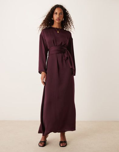 Robe longue drapée et torsadée à la taille en satin - Bordeaux - Asos Design - Modalova