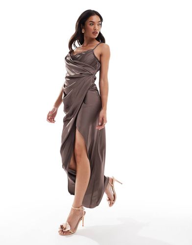 Robe longue drapée en satin avec détail torsadé - Moka - Asos Design - Modalova