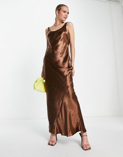 Robe longue en satin coupée en biais avec dos échancré - Chocolat - Asos Design - Modalova