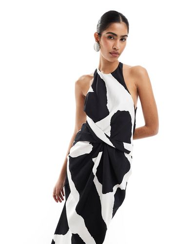 Robe longue texturée à dos nageur et taille torsadée avec imprimé abstrait - Noir - Asos Design - Modalova