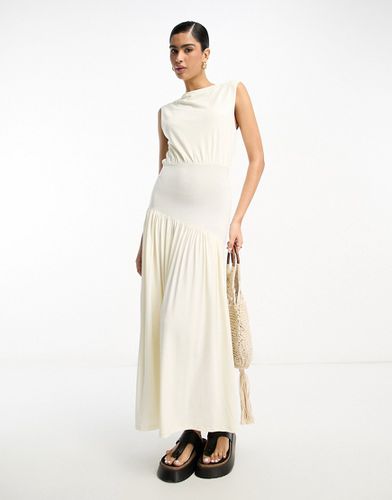 Robe mi-longue drapée avec bande asymétrique à la taille - Crème - Asos Design - Modalova