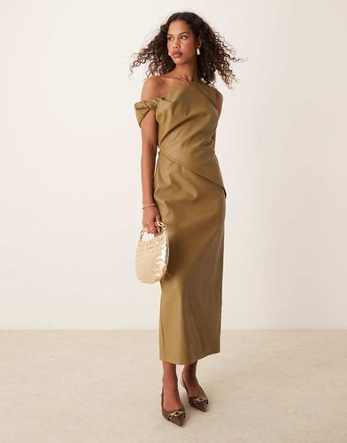 Robe mi-longue en imitation cuir avec épaule tombante et taille plissée - Olive - Asos Design - Modalova