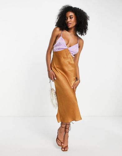 Robe mi-longue en satin color block avec laçage au dos - Camel et lilas - Asos Design - Modalova