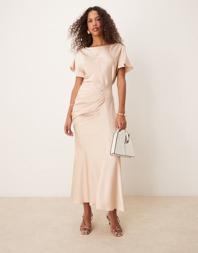 Robe mi-longue fronce sur le ct en satin  manches vases - Crme - Asos Design - Modalova