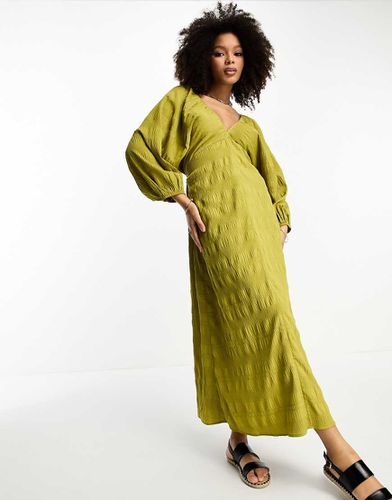 Robe mi-longue texturée à décolleté en V avec manches chauve-souris et dos ouvert - Olive - Asos Design - Modalova