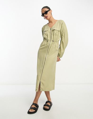 Robe mi-longue utilitaire en cupro avec cordon de serrage et poches - Sauge - Asos Design - Modalova