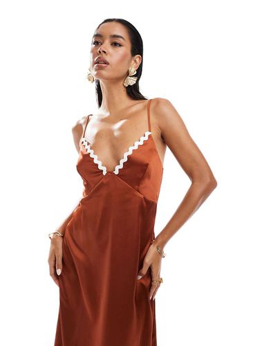 Robe nuisette mi-longue en satin à bordure contrastante en zigzag - Rouille - Asos Design - Modalova