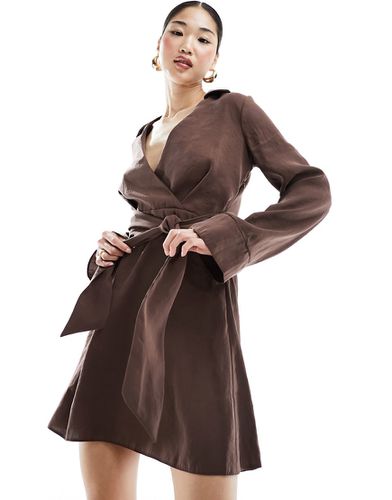 Robe portefeuille courte à poignets profonds avec col et liens à la taille - Chocolat - Asos Design - Modalova