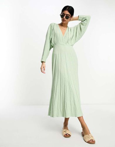 Robe portefeuille longueur mollet en crépon à manches chauve-souris - sauge - Asos Design - Modalova