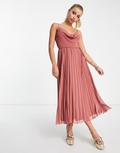 Robe plissée mi-longue à col bénitier et bretelles fines avec lien noué à la taille - Pêche - Asos Design - Modalova