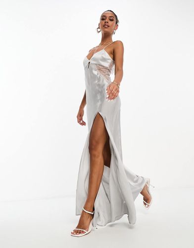 Robe satinée longue avec fente goutte d'eau et empiècement en dentelle - argenté - Asos Design - Modalova