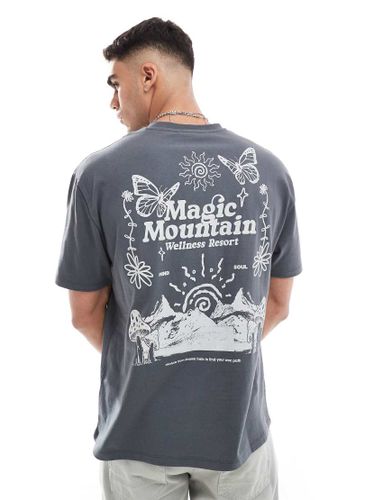 T-shirt décontracté avec imprimé paysage et Mountain dans le dos - Anthracite - Asos Design - Modalova