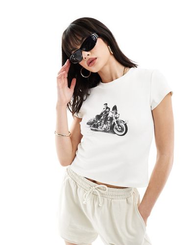 T-shirt effet rétréci avec imprimé Elvis Presley sous licence - Crème - Asos Design - Modalova