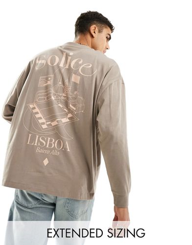T-shirt oversize à manches longues avec imprimé ville au dos - Marron - Asos Design - Modalova
