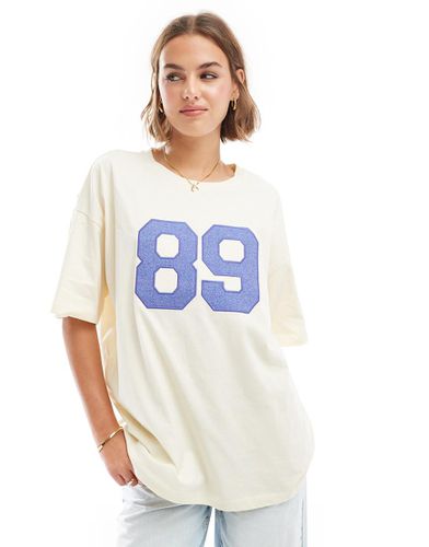 T-shirt oversize avec appliqué sportif en jean - Asos Design - Modalova