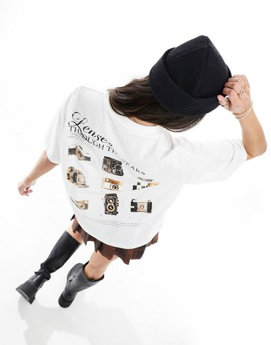 T-shirt oversize avec imprimé appareils photos - Crème - Asos Design - Modalova