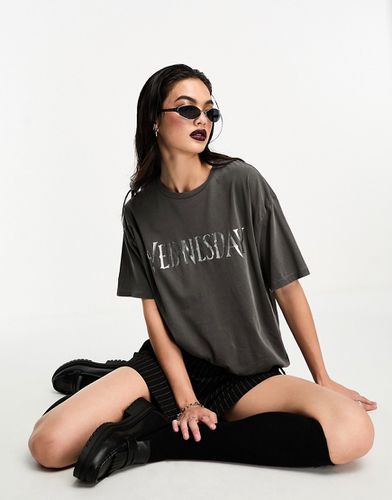 T-shirt oversize avec imprimé Mercredi Addams chromé sous licence - Anthracite délavé - Asos Design - Modalova