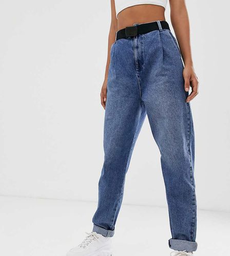 ASOS DESIGN Tall - Jean boyfriend fuselé à coutures arrondies avec ceinture en toile - Délavage vintage moyen - Asos Tall - Modalova