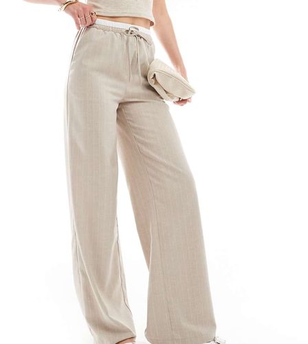 ASOS DESIGN Tall - Pantalon ajusté ample à rayures et taille contrastante - Taupe - Asos Tall - Modalova