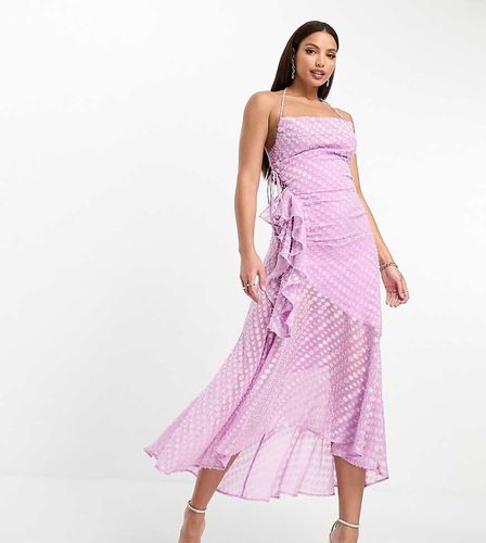 ASOS DESIGN Tall - Robe nuisette mi-longue nouée sur le côté avec col bénitier, ourlet asymétrique et volants - Lilas plumetis - Asos Tall - Modalova