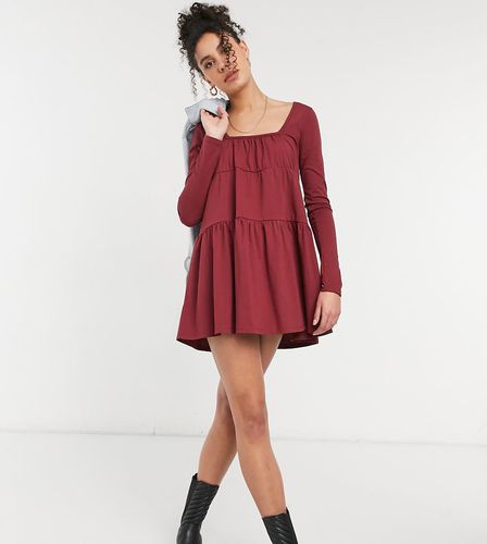 Tall - Robe babydoll courte à volants avec encolure carrée et ourlet volanté - Merlot - Asos Design - Modalova