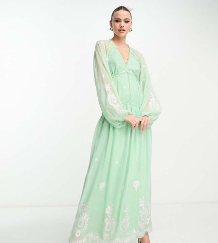 ASOS DESIGN Tall - Robe longue brodée ouverte dans le dos à encolure en V et finitions fantaisie - Asos Tall - Modalova