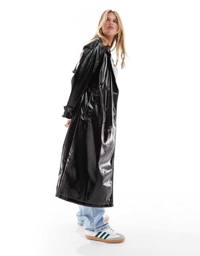 Trench-coat à surpiqûres contrastantes en similicuir ultra-brillant - Asos Design - Modalova