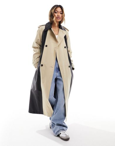 Trench-coat en similicuir effet coupé-cousu - Taupe et - Asos Design - Modalova