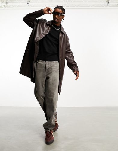 Trench-coat long en similicuir - Marron - Asos Design - Modalova