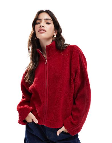 Veste courte en imitation peau de mouton avec col cheminée et détail aux manches - Bordeaux - Asos Design - Modalova