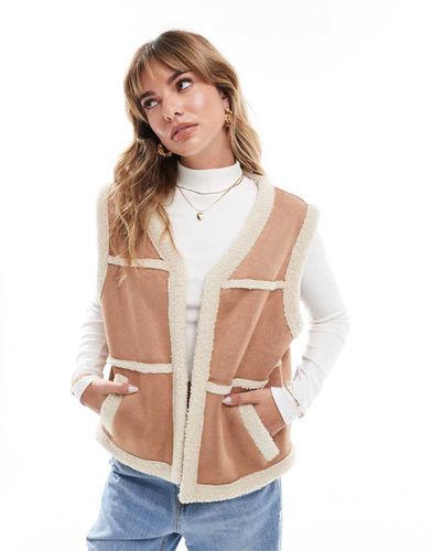 Veste sans manches en imitation peau de mouton et aspect daim - Fauve - Asos Design - Modalova