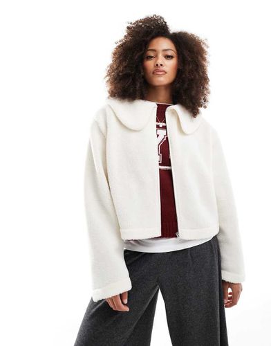 Veste zippée courte en imitation peau de mouton avec col - Crème - Asos Design - Modalova