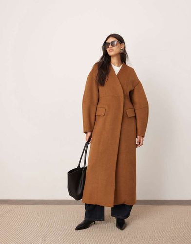 Manteau mi-longue en laine mélangée avec taille cintrée et manches ovoïdales - Châtaigne - Asos Edition - Modalova