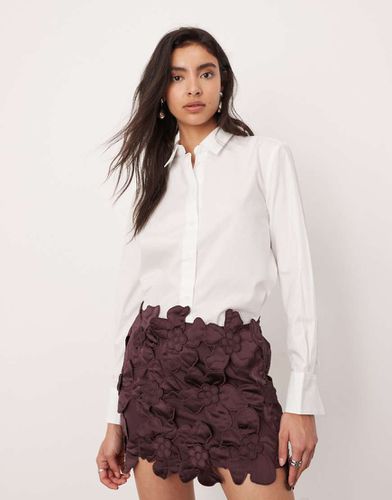 Mini-jupe brodée et matelassée en satin à découpe - Bordeaux - Asos Edition - Modalova