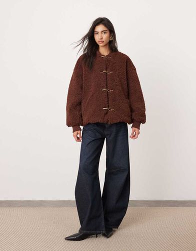 Bomber oversize imitation peau de mouton chunky avec boucle - Chocolat - Asos Edition - Modalova