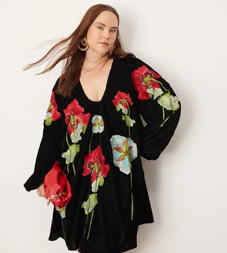 Curve - Robe courte et fluide en velours avec décolleté plongeant et broderies fleuries - Asos Edition - Modalova