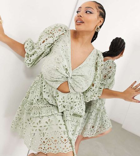 Curve - Robe courte effet torsadé à l'avant en broderie anglaise avec manches bouffantes - sauge - Asos Edition - Modalova