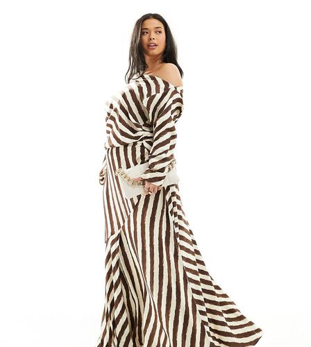 Curve - Robe mi-longue à épaules tombantes et rayures chocolat - Asos Edition - Modalova