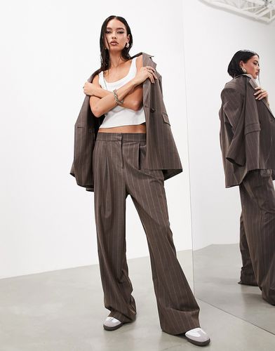 Pantalon large à fines rayures - Marron - Asos Edition - Modalova