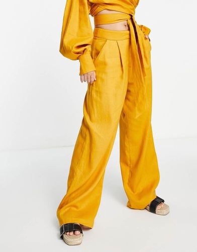 Pantalon large en lin à pinces - Moutarde - Asos Edition - Modalova