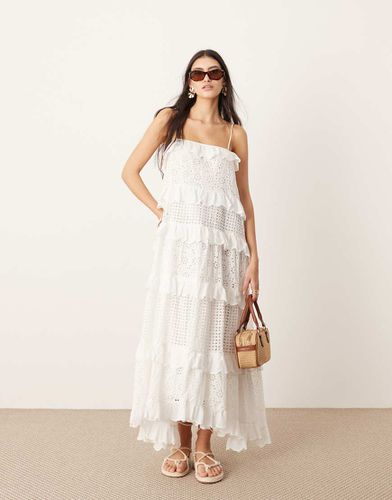 Robe évasée longue en broderie anglaise à volants étagés et bretelles fines - Asos Edition - Modalova