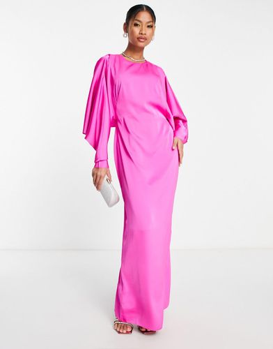 Robe longue en satin avec manches chauve-souris et dos en V drapé au dos - vif - Asos Edition - Modalova