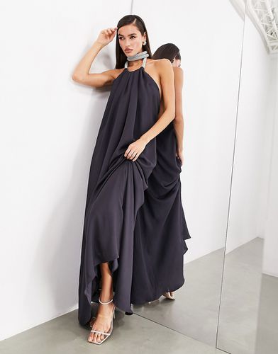 Robe longue en satin de qualité supérieure avec cordon à strass sur l'encolure et dos nu - Anthracite - Asos Edition - Modalova