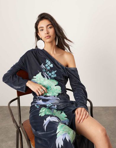 Robe mi-longue en velours à manches longues et épaule dénudée avec broderie fleurs - Gris - Asos Edition - Modalova