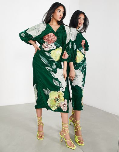 Robe portefeuille mi-longue en velours avec grandes fleurs brodées - Asos Edition - Modalova