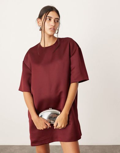 Robe t-shirt courte coupe carrée structurée en satin avec poches - Bordeaux - Asos Edition - Modalova